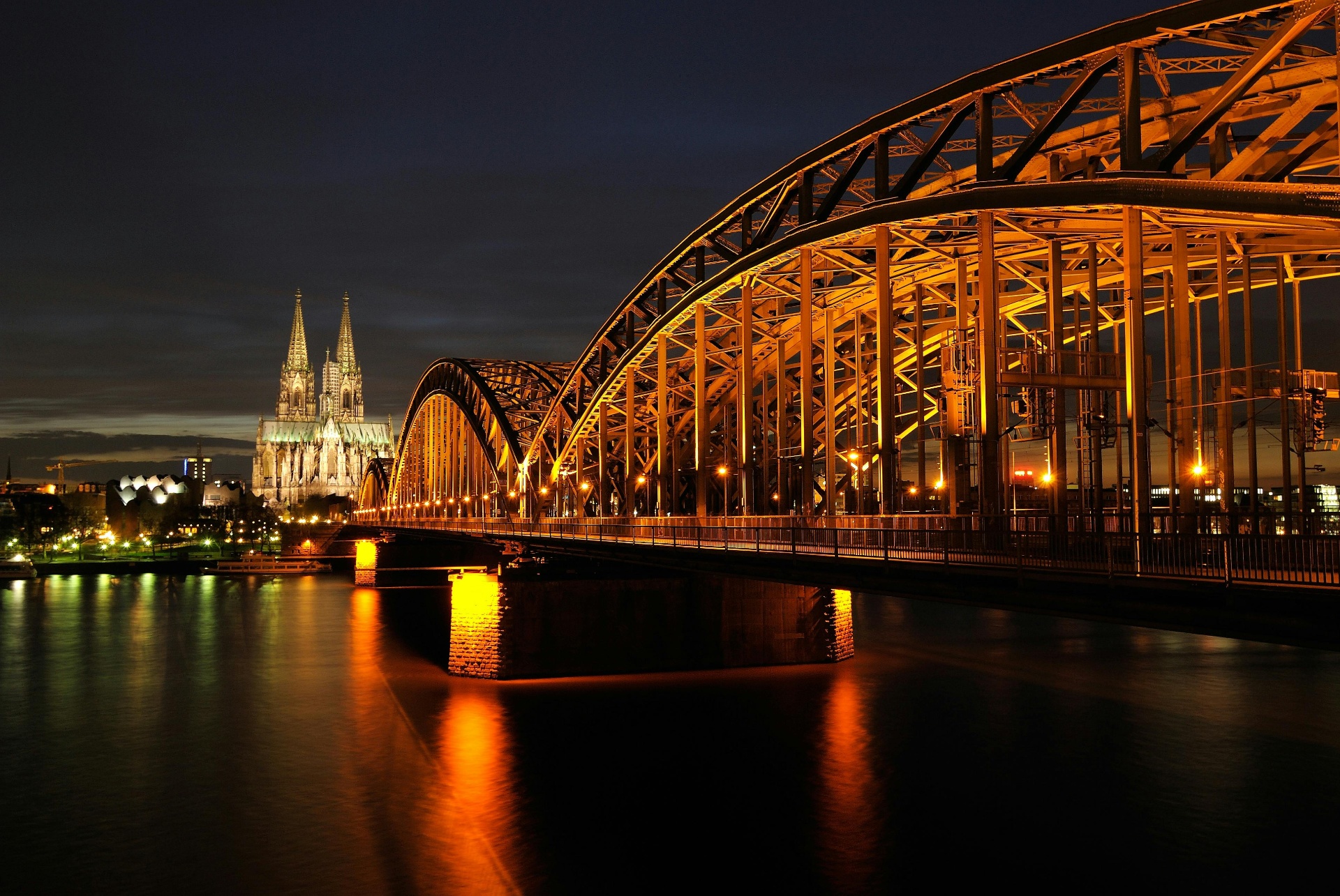 Gewerbefläche mieten 2026: Kölner Dom und Hohenzollernbrücke – Symbol für deutsche Gewerbeimmobilien-Expertise