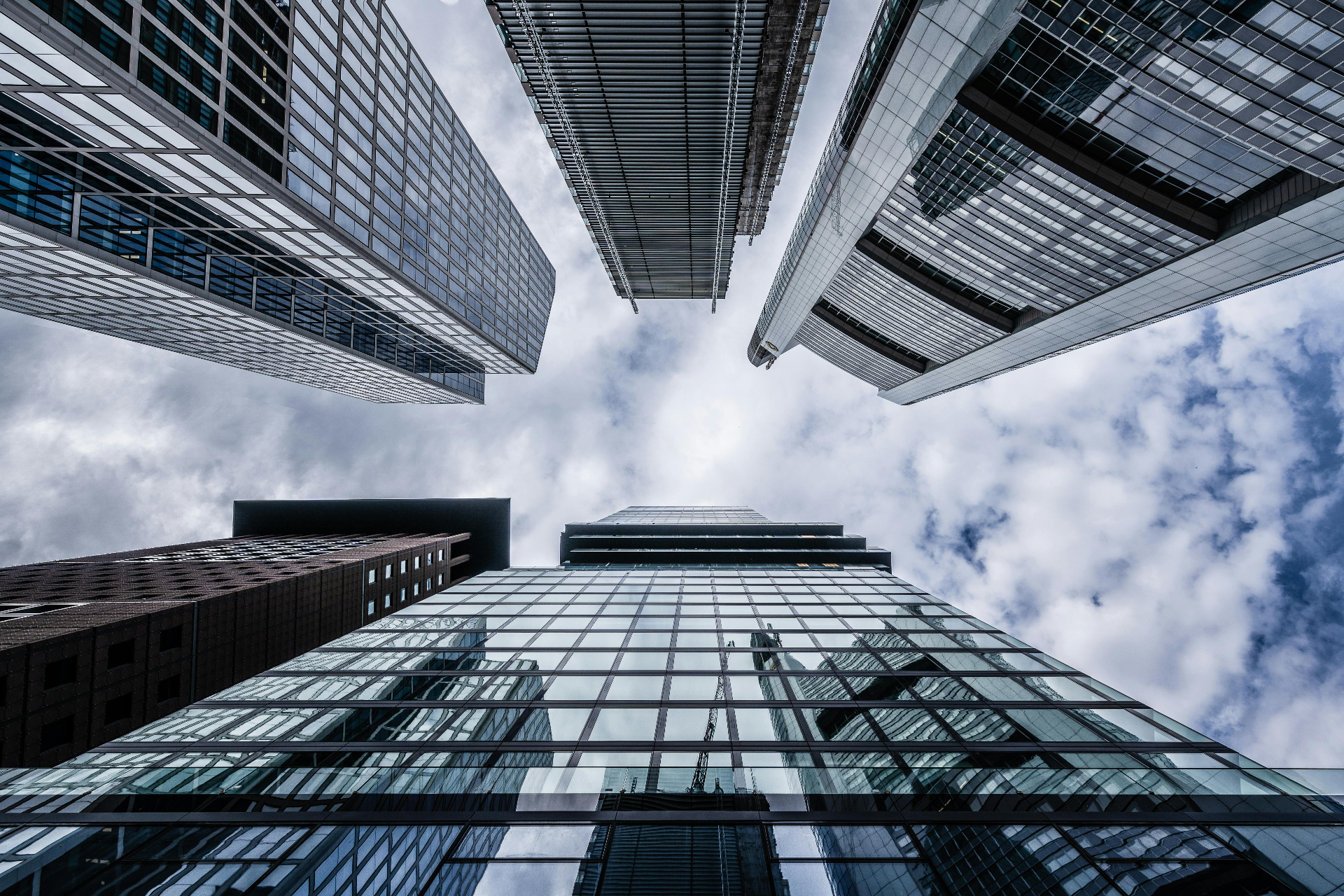 Gewerbefläche mieten 2026: Moderne Bürogebäude und Wolkenkratzer als Gewerbeimmobilien in Deutschland